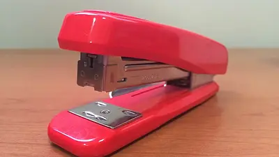 Jak prawidłowo wkładać zszywki do zszywacza – poradnik 2025