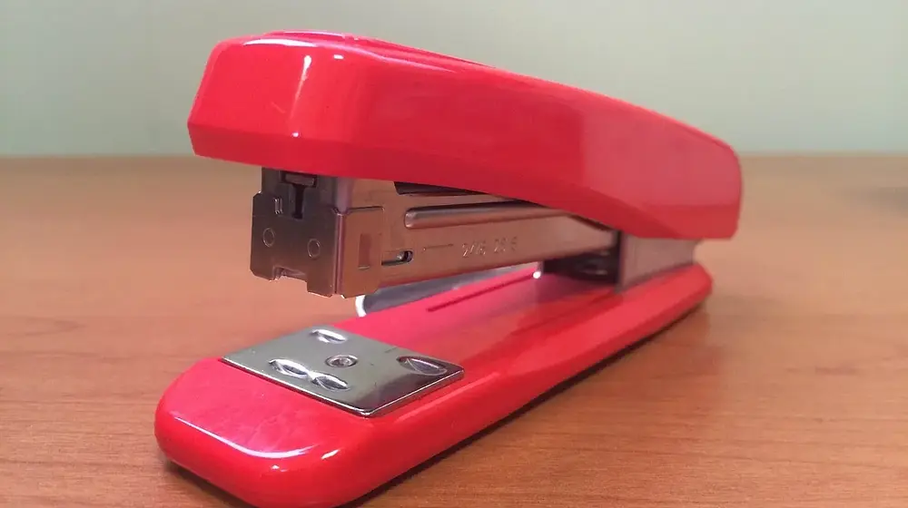 Jak włożyć zszywki? Prosty sposób na sukces