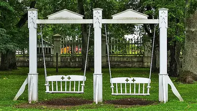 Jak zrobić huśtawkę ogrodową z kantówek – poradnik krok po k