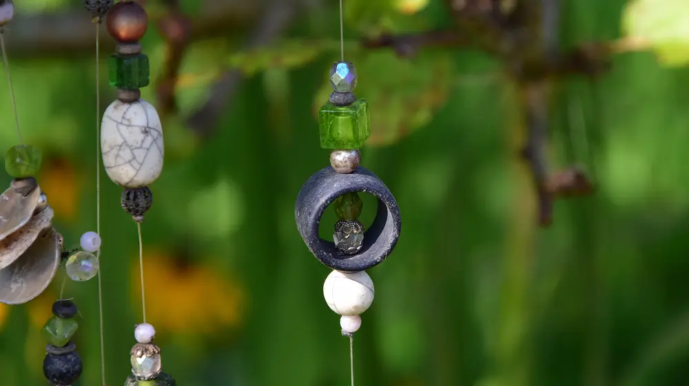 Jak zaoszczędzić na dekoracjach ogrodowych z aplikacjami promocyjnymi