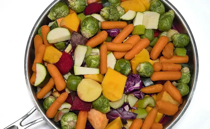 Stalowa patelnia utrzymująca ciepło na kuchence indukcyjnej