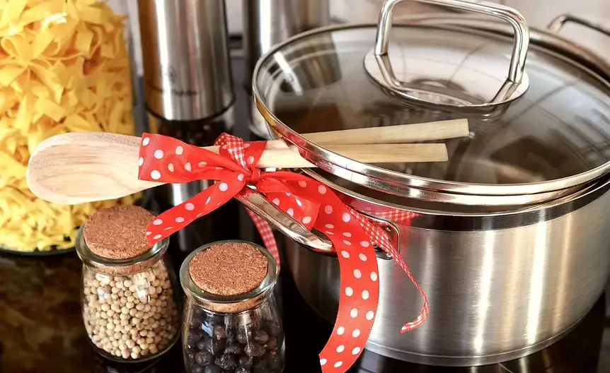 Różne rodzaje garnków kuchennych na stole