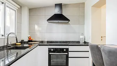 Jak czyścić i dbać o piekarnik? Skuteczne metody 2025