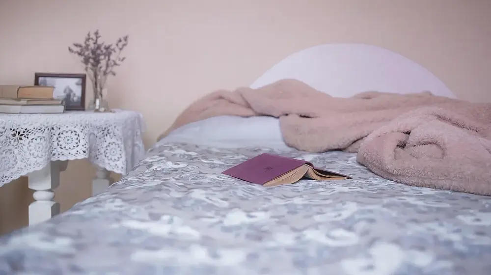 Jaką pościel wybrać i gdzie najkorzystniej ją kupić? – kluczowe aspekty wyboru i zakupu